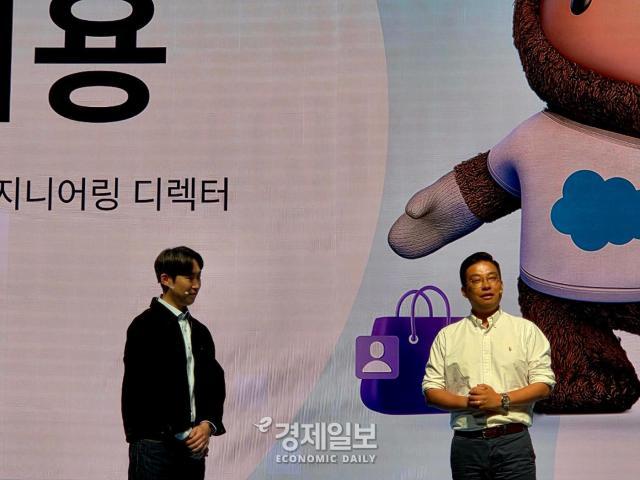 길기용 무신사 코어 AI  CS 엔지니어링 디렉터오른쪽와 김근명 세일즈포스 수석 전략 솔루션 엔지니어왼쪽이 무대 위에서 발언하고 있다 사진류청빛 기자