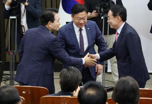 국힘 신임 원내대표 정점식…당 쇄신·계파 갈등 극복 과제