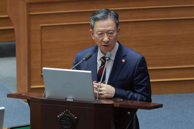 정성호 법무부 장관이 지난 4월 13일 오후 서울 여의도 국회에서 열린 제434회국회임시회 제4차 본회의 교육·사회·문화 분야 대정부질문에서 의원 질의에 답변하고 있다 사진유대길 기자 dbeorlf123ajunewscom