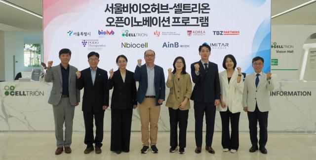 10일 인천 송도 셀트리온 글로벌생명공학연구센터에서 열린 ‘서울바이오허브-셀트리온 오픈이노베이션 선정기업 협약식’에서 참석자들이 기념촬영을 하고 있다 왼쪽부터 이수영 셀트리온 부사장 권기성 수석부사장 김정은 포도테라퓨틱스 상무 정호섭 엔바이오셀 대표 박은영 에이인비 대표 박금규 이미타사이언스 대표 강해라 서울시 첨단산업과장 김현우 서울바이오허브 센터장 사진서울시
