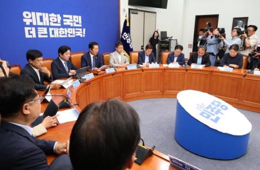 與, 최고위서 당권 경쟁 계파 갈등 고조 