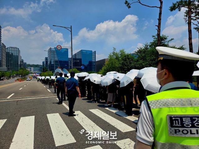 카카오 노조가 성남시 카카오아지트부터 행진을 진행하고 있다 사진류청빛 기자