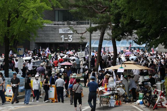 6·3 지방선거 투표용지 부족 사태를 규탄하며 재선거를 요구하는 잠실 개표소 봉쇄 시위가 계속되고 있는 8일 서울 송파구 올림픽공원 핸드볼경기장 출입구 앞에서 참가자들이 구호를 외치고 있다 사진연합뉴스