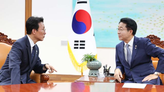 김민석 국무총리왼쪽가 10일 국회를 찾아 조정식 신임 국회의장과 얘기를 나누고 있다사진연합뉴스