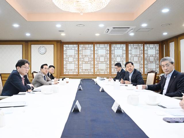 10일 서울 종로구 정부서울청사에서 열린 확대거시재정금융간담회에서 참석자들이 회의 시작에 앞서 대화하고 있다사진기획예산처
