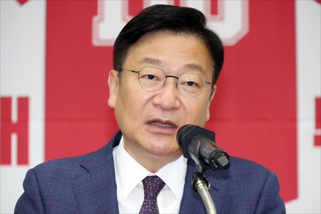 결선투표 끝에 당선된 정점식 국민의힘 신임 원내대표가 10일 국회에서 열린 원내대표 선출을 위한 의원 총회에서 당선 소감을 말하고 있다 사진연합뉴스