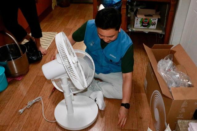 포스코 포항제철소 직원이 지역 어르신 가정을 방문해 선풍기를 조립하고 있다 사진포스코 포항제철소