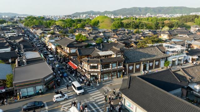 경주 황리단길과 대릉원 일대를 찾은 관광객들이 역사문화유산과 다양한 먹거리·관광 콘텐츠를 즐기고 있다 사진경주시