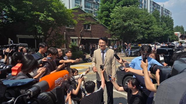 김정철 개혁신당 최고위원이 10일 서울 송파구 경로당 앞에서 기자들에게 발언하고 있다 사진박종호 기자