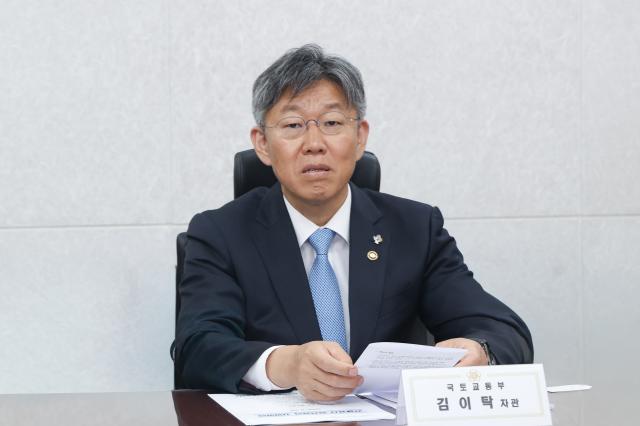 김이탁 국토교통부 1차관이 10일 서울 국토발전전시관에서 민관합동 해체공사 안전관리 TF 기관장 회의를 주재하고 있다 사진연합뉴스