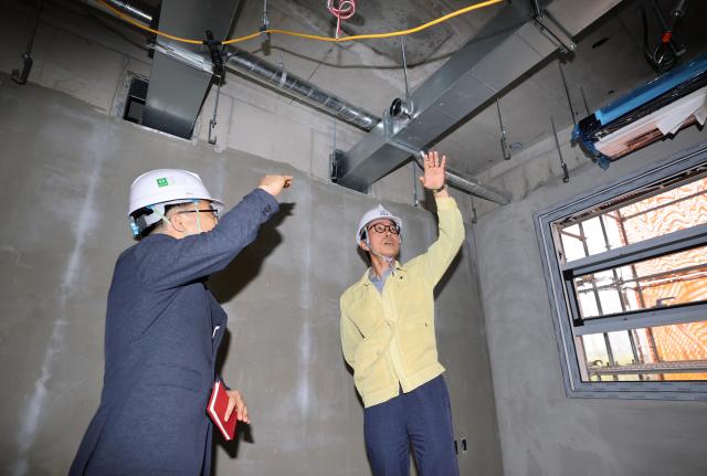 윤백진 IFEZ 인천경제자유구역청장 직무대행차장이 관계자와 함께 공사 현장을 점검하고 있다 사진인천경제청