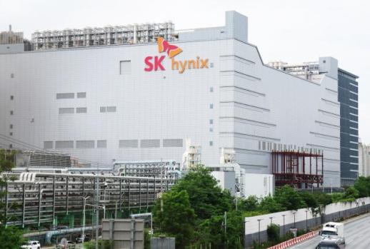 청주 SK하이닉스서 화학물질 접촉사고…작업자 2명 병원 이송
