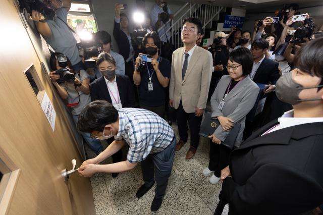 서울동부지방법원 민사51단독 김지연 부장판사오른쪽와 법원 관계자들이 10일 6·3 지방선거 당시 서울 송파구 잠실7동 제2투표소였던 아파트 노인정에 도착해 현장 검증에 나서고 있다 김 부장판사 왼쪽은 지난 8일 증거보전을 신청한 개혁신당 김정철 최고위원 사진연합뉴스