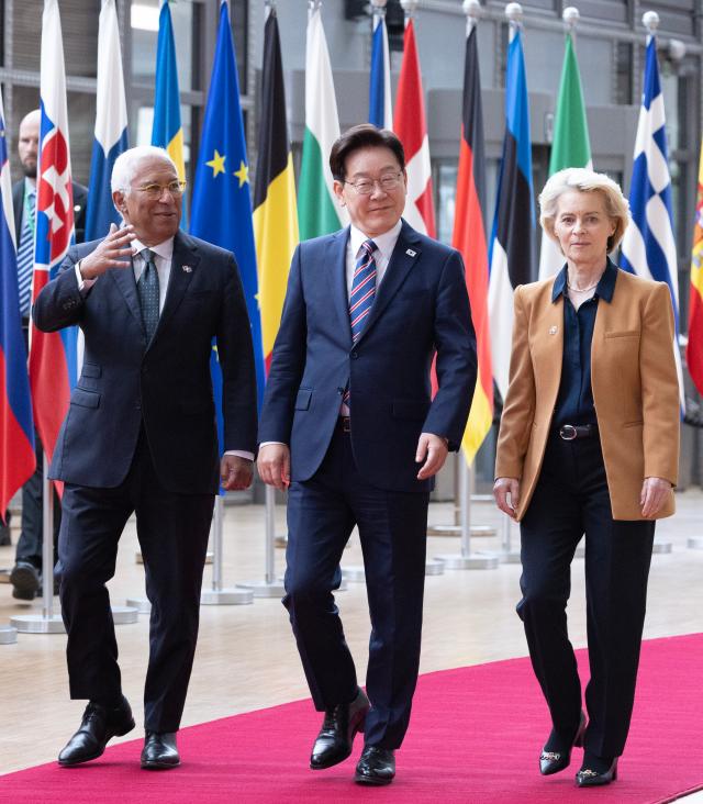 South Korean President Lee Jae Myung walks with European Council President António Costa and European Commission President Ursula von der Leyen during a welcoming ceremony before the EU-Republic of Korea Summit at the European Council headquarters in Brussels on June 10 2026 Yonhap
