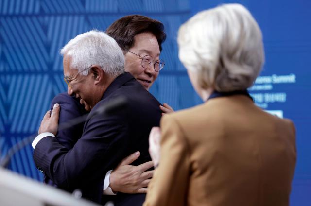 South Korean President Lee Jae Myung embraces European Council President António Costa and European Commission President Ursula von der Leyen following a joint press conference after the EU-Republic of Korea Summit at the European Council headquarters in Brussels Belgium on June 10 2026 Yonhap