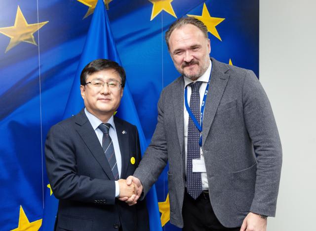 Minister of Climate, Energy and Environment Kim Sung-hwan (left) poses for a commemorative photo with EU Energy Commissioner Kadri Simson in Brussels, Belgium on June 10, local time. Photo: Ministry of Climate, Energy and Environment