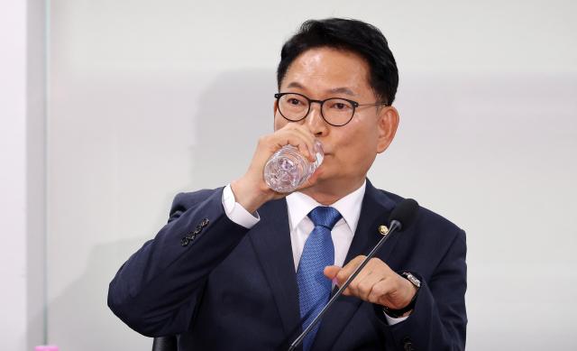 송영길 더불어민주당  의원이 9일 국회 의원회관에서 열린 이재명 정부 2년 차 더 과감한 개혁이다 포럼에 참석해 물을 마시고 있다 사진연합뉴스
