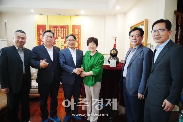 강기정 광주시장사진 왼쪽에서 세 번째과 김병내 광주남구청장왼쪽에서 두 번째이 중국 현지 시간으로 9일 베이징에서 정율성 선생의 딸 소제씨를 만나고 있다사진광주시