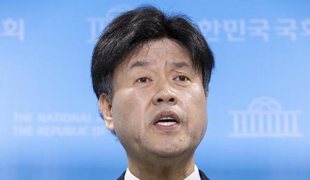  6ㆍ3 지방선거와 같이 치러질 국회의원 재ㆍ보궐 선거에 공천을 희망했다 좌절된 이재명 대통령 측근 김용 전 민주연구원 부원장이 4 28일 국회 소통관에서 기자회견을 마친 뒤 취재진 질문에 답하고 있다 사진연합뉴스