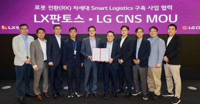 지난 1일 LG CNS 본사에서 열린 차세대 스마트물류 구축 업무협약식에서 이준호 LG CNS 전무오른쪽 다섯 번째 박상균 전무오른쪽 네 번째 어재혁 LX판토스 부사장왼쪽 다섯 번째을 비롯한 양사 임직원들이 기념촬영을 하고 있다 사진LG CNS
