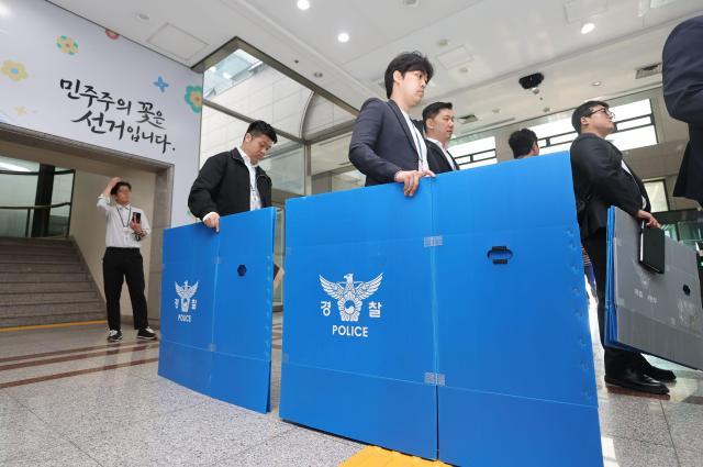 [포토] 경찰, 투표지 부족사태 중앙선관위 압수수색