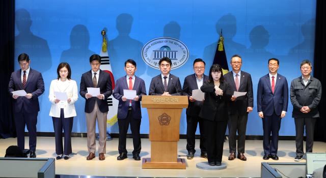 Members of the People Power Party's young faction, Alternative and Future, hold a press conference on June 11 at the National Assembly, demanding the resignation of leader Jang Dong-hyuk. Photo: Yonhap News