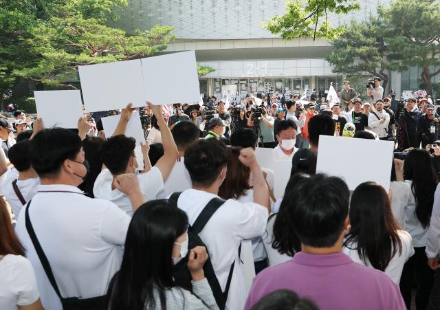 Protests continue at the Jamsil Counting Center due to a shortage of ballots during the June 3 local elections
