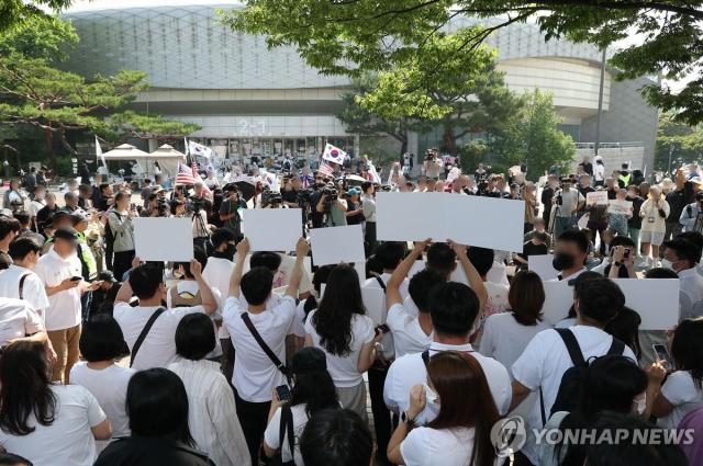 Người biểu tình phong tỏa địa điểm kiểm phiếu hô vang khẩu hiệu

Seoul  Yonhap News Ngày 116 tại Nhà thi đấu Bóng ném trong Công viên Olympic ở quận Songpa Seoul những người tham gia cuộc biểu tình phong tỏa địa điểm kiểm phiếu liên quan đến vụ thiếu phiếu bầu trong cuộc bầu cử địa phương ngày 36 đã hô vang các khẩu hiệu phản đối
