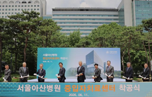11일 서울아산병원 중입자치료센터 착공식에서 관계자들이 시삽을 하고 있다 왼쪽부터 정경구 IPARK현대산업개발 대표 이창규 DK메디칼솔루션 회장 코우 이소기미 니켄세케이社 설계부문 대표 츠토무 다케우치 도시바사 대표 정몽준 아산재단 이사장 서강석 송파구청장 박성욱 아산의료원장 박승일 서울아산병원장 송시열 서울아산병원 중입자추진단 사진서울아산병원