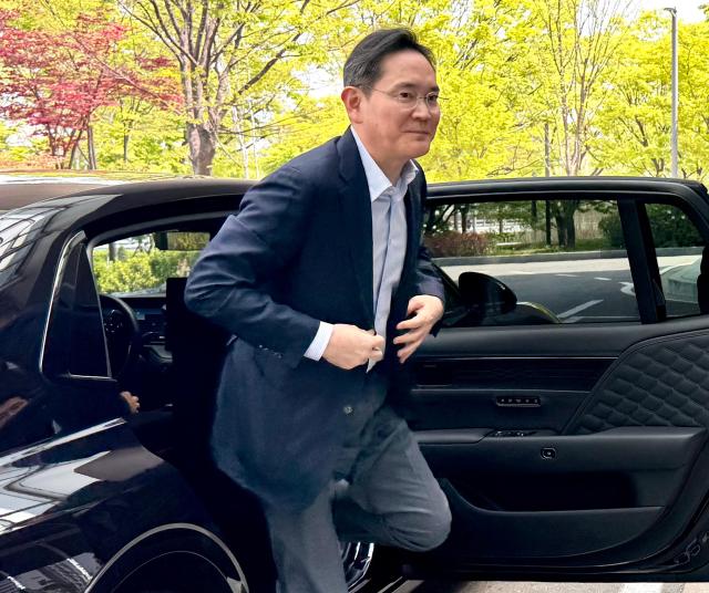 Lee Jae-Yong, chairman of Samsung Electronics, departs from Seoul Gimpo Business Aviation Center on the 19th to accompany the economic delegation to India and Vietnam.