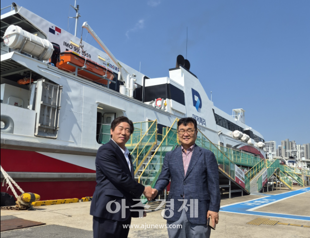 정홍 대저페리 사장오른쪽과 권영규 대한파크골프연합회장이 업무협약 체결에 앞서 엘도라도 익스프레스호 앞에서 기념 촬영을 하고 있다 사진안경호 기자