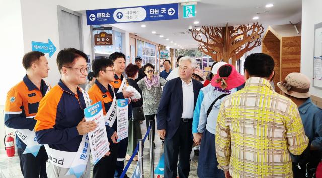 삼척블루파워가 지역 대표 관광시설인 삼척해양레일바이크에서 민·관이 함께하는 안전 캠페인을 펼치고 있다 사진삼척블루파워