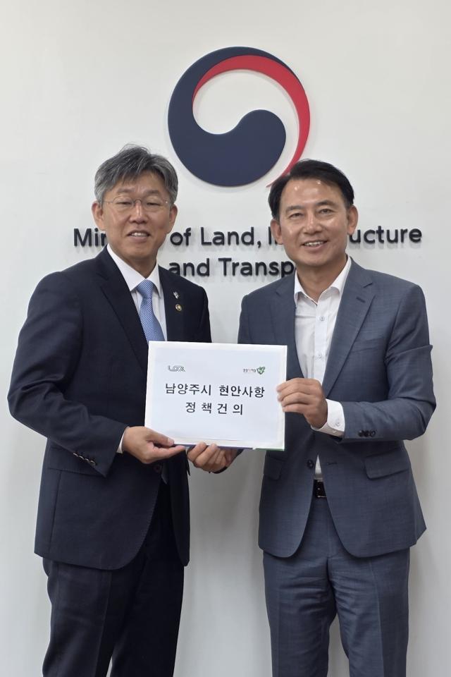 최현덕 남양주시장 당선인오른쪽이 김이탁 국토교통부 제1차관왼쪽에게 남양주시 현안사항 건의서를 전달했다 사진최현덕 당선인