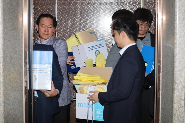 Officials from the Seoul Metropolitan Police Agencys Major Crimes Investigation Division arrive at the National Election Commission in Gwacheon Gyeonggi Province to conduct a search and seizure operation related to the ballot shortage during the June 3 local elections June 11 2026 Yonhap 