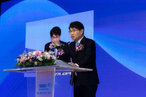 Seong-tae Jeon, the new director of Bundang Seoul National University Hospital, delivers an inaugural speech at the ceremony for the 15th director on June 10.