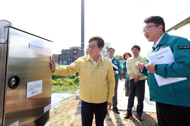 11일 오후 김동연 경기도지사가 이천 사음저수지를 방문해 자동수위계측기 설치 현장을 점검하고 있다 사진경기도