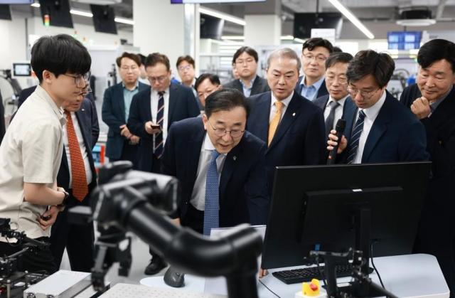 김윤덕 국토부 장관이 피지컬AI 센터를 방문한 모습 사진국토교통부