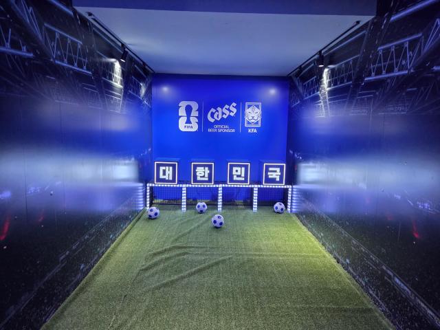 ‘카스 FIFA 월드컵 팬 베이스캠프’ 팝업 내 슈팅 그라운드 제한 시간 내 공을 골대에 넣으면 대한민국각 글자에 조명이 들어온다 사진조재형 기자