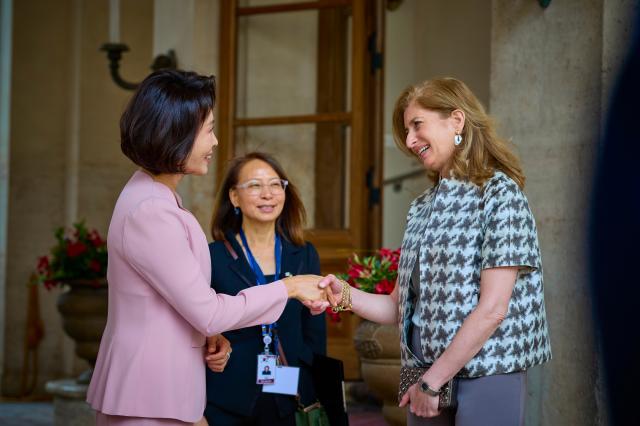 Kim Hye-kyung, during a state visit to Italy, meets with Laura Mattarella, daughter of President Sergio Mattarella, at the Quirinal Palace in Rome on June 11.
