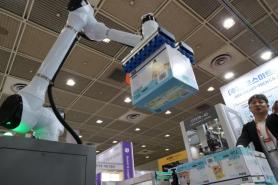 Cargo-handling robot wows at Seoul tech event