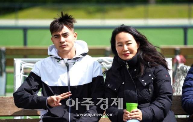 옌스 카스트로프 선수와 어머니 안수연 씨 사진나주시