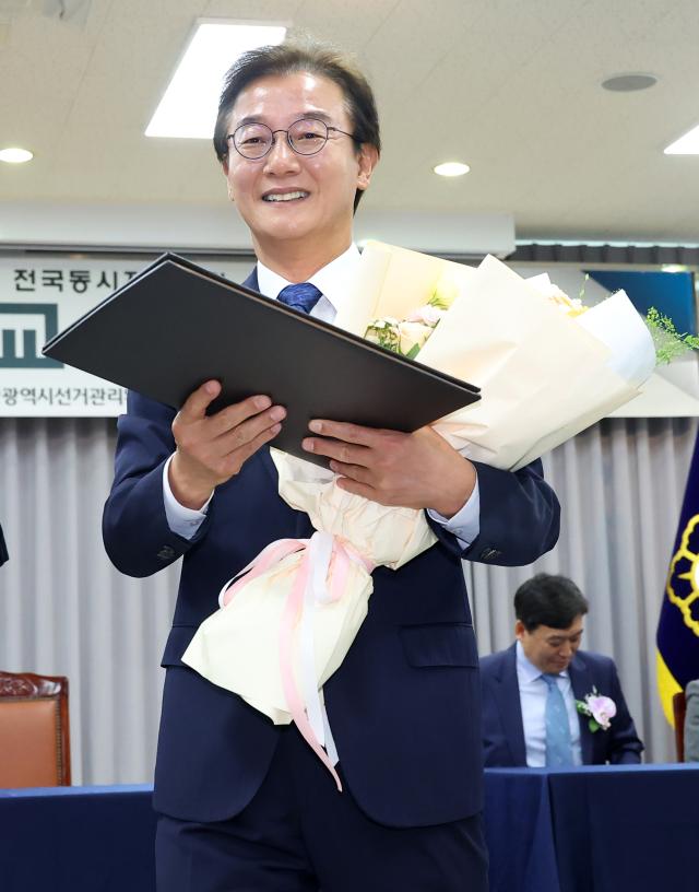전재수 부산시장 당선자가 당선증을 받고 있다 사진연합뉴스