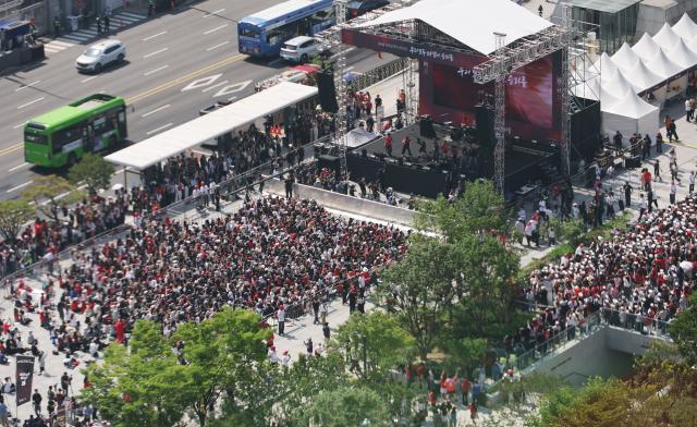 Fans gather at Seouls Gwanghwamun Square on June 12 for a mass street cheering event ahead of South Koreas opening match against Czechia at the 2026 FIFA World Cup 2026612 Yonhap