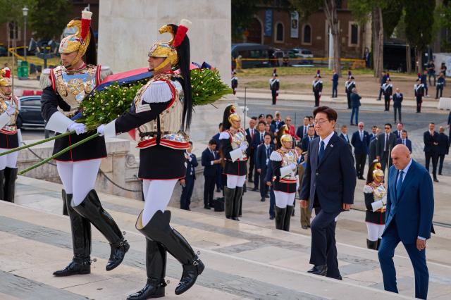 President Lee Jae-myung moves to lay a wreath at the Tomb of the Unknown Soldier in Rome during his state visit to Italy on June 11, local time.