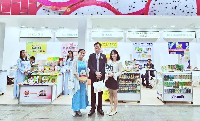 주한 베트남 대사 부 호Vũ Hồ 대사가 2026 서울푸드 페스티벌Seoul Food Festival 2026에 참가한 베트남 기업 부스를 둘러보고 있다사진주한 베트남 대사관 제공