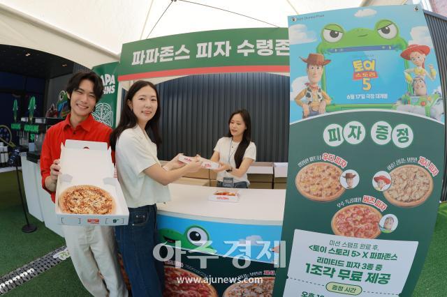 [포토] 성수동에서 파파존스×토이스토리5 한정판 피자 즐겨요~