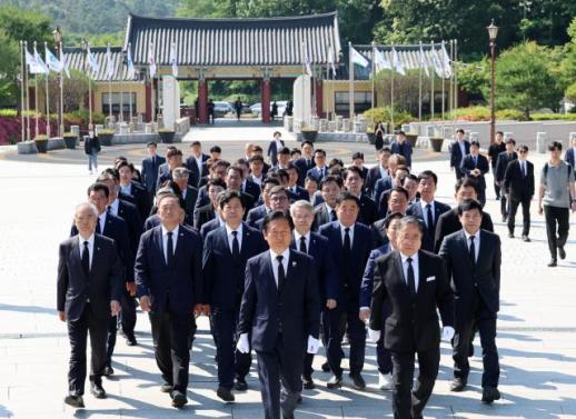 사퇴론 분출 속 5·18묘지 참배 정청래…8월 전당대회 출마 의지?