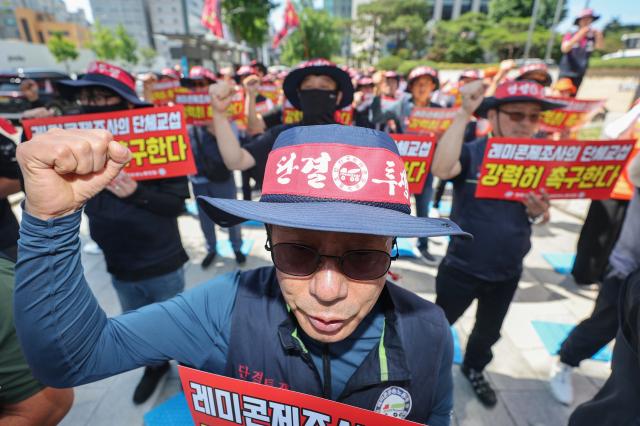 임금 및 단체협약임단협 체결 등을 요구하며 휴업에 들어간 전국레미콘운송노동조합 조합원들이 9일 서울 강남구 건설회관 앞에서 불공정거래 철폐 촉구 총력 투쟁대회를 열고 구호를 외치고 있다 사진연합뉴스