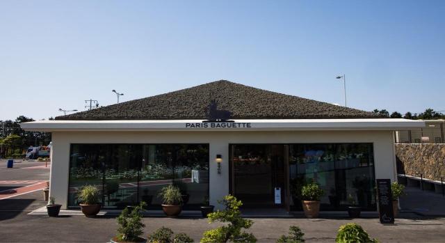 Exterior view of Paris Baguette Jeju Donghwa Village