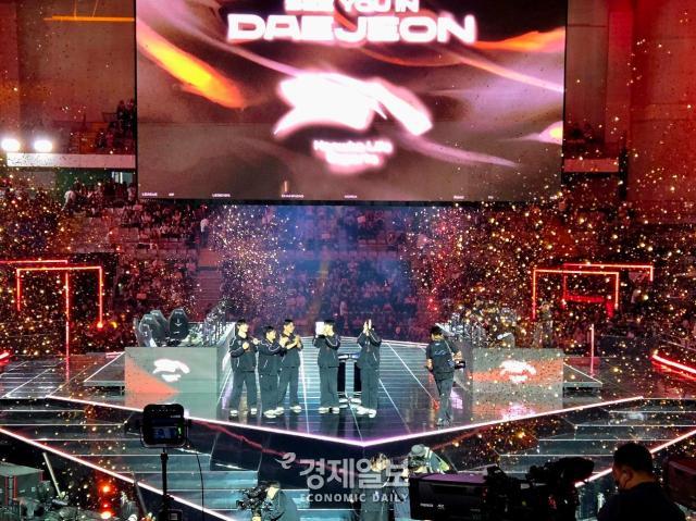 한화생명e스포츠가 T1을 31로 이기고 MSI 출전권을 획득한 후 세레모니를 진행하고 있다 사진류청빛 기자